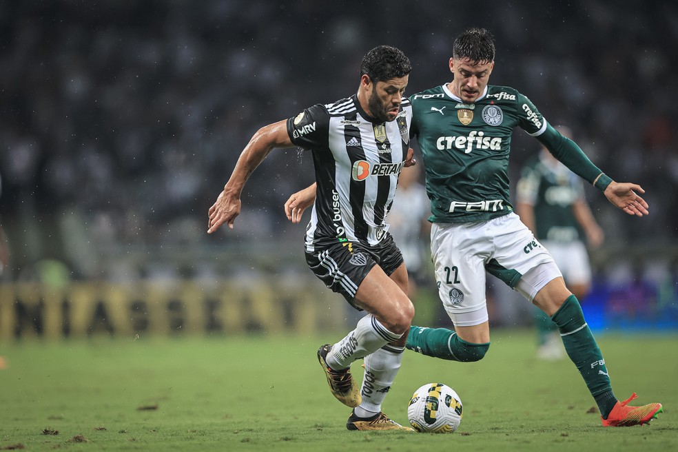Atacante Hulk em disputa com Piquerez em Atlético x Palmeiras pela Libertadores deste ano  — Foto: Pedro Souza/CAM 