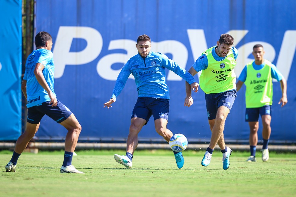 João Pedro e Kannemann em treino do Grêmio — Foto: Lucas Uebel/Grêmio