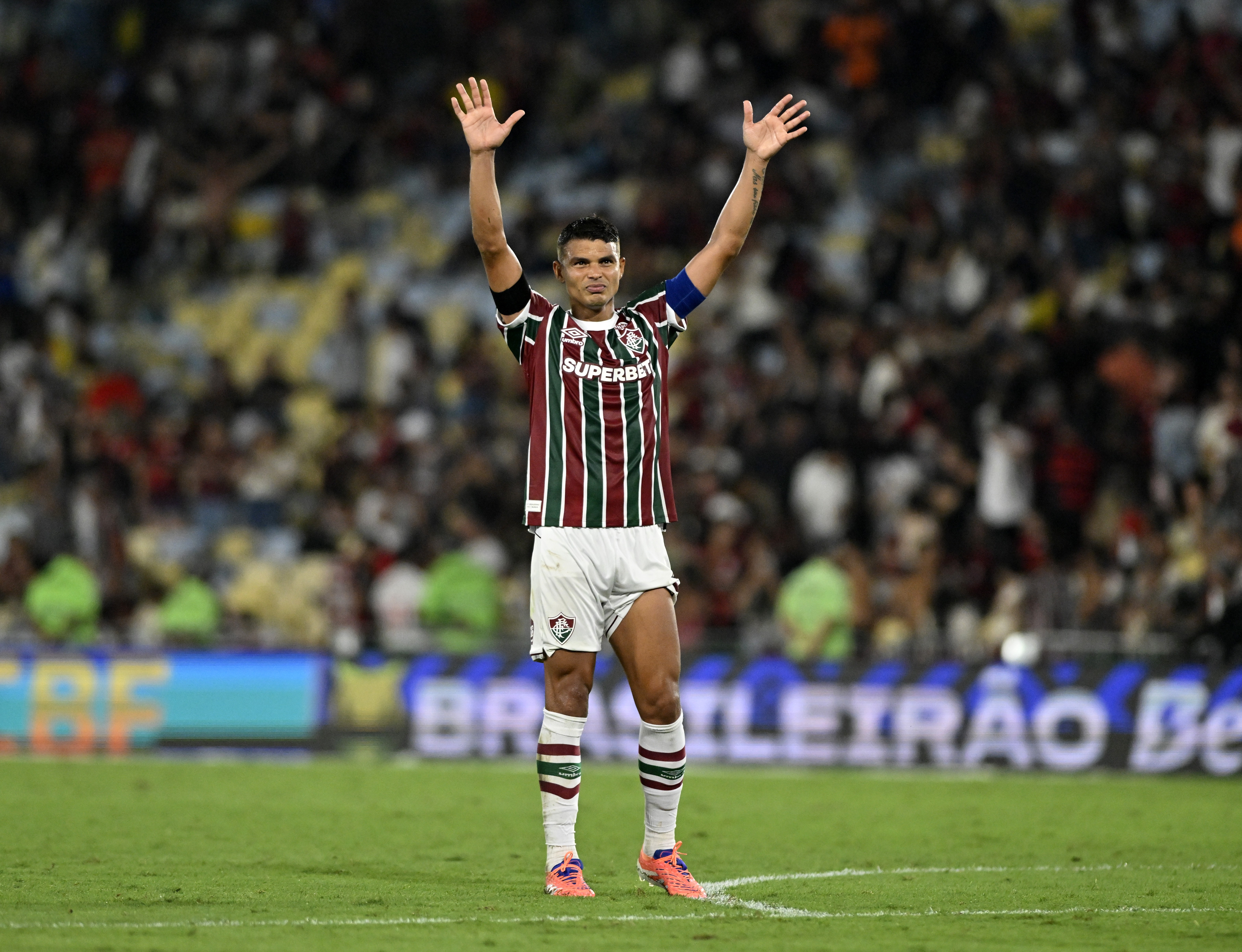 Qual sua opinião? PC Oliveira defende árbitro e diz que lance entre Bruno Henrique e Thiago Silva não foi pênalti