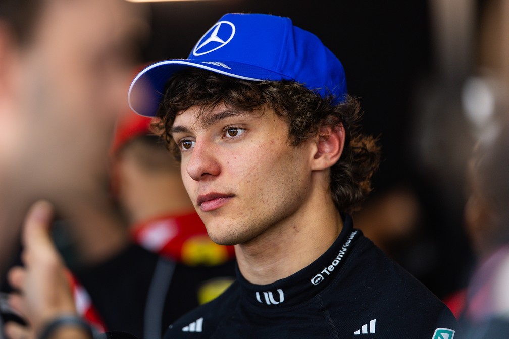 Kimi Antonelli dá entrevistas após o abandono no GP de Barcelona-Catalunha, em Montmeló — Foto: Jayce Illman/Getty Images