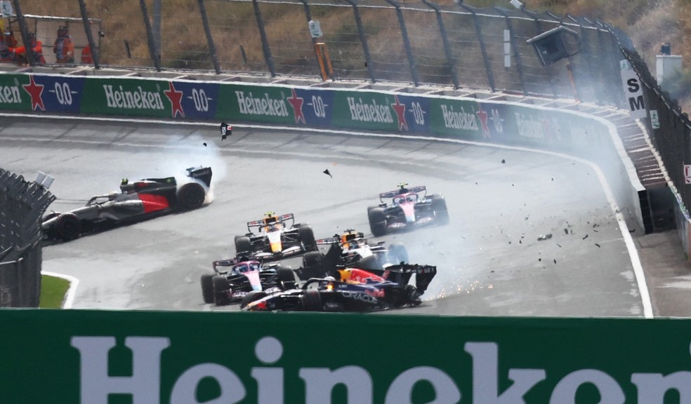 Max Verstappen bate, e Gabriel Bortoleto roda no GP da Holanda — Foto: Jakub Porzycki/Reuters