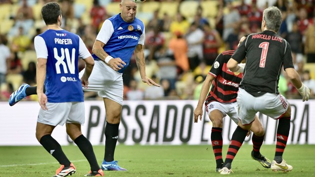 Adriano faz gol de cabeça em despedida