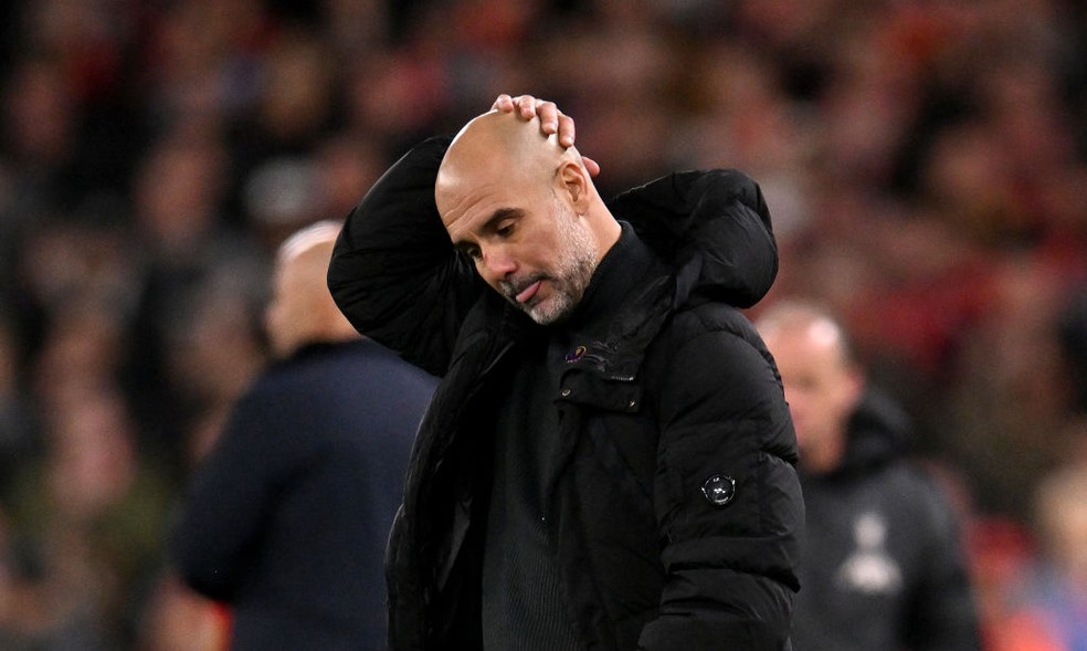 Pep Guardiola, treinador do Manchester City, em derrota para o Liverpool — Foto: Andrew Powell/Liverpool FC via Getty Images