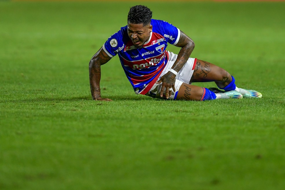 Marinho sente dor em jogo do Fortaleza — Foto: Agif