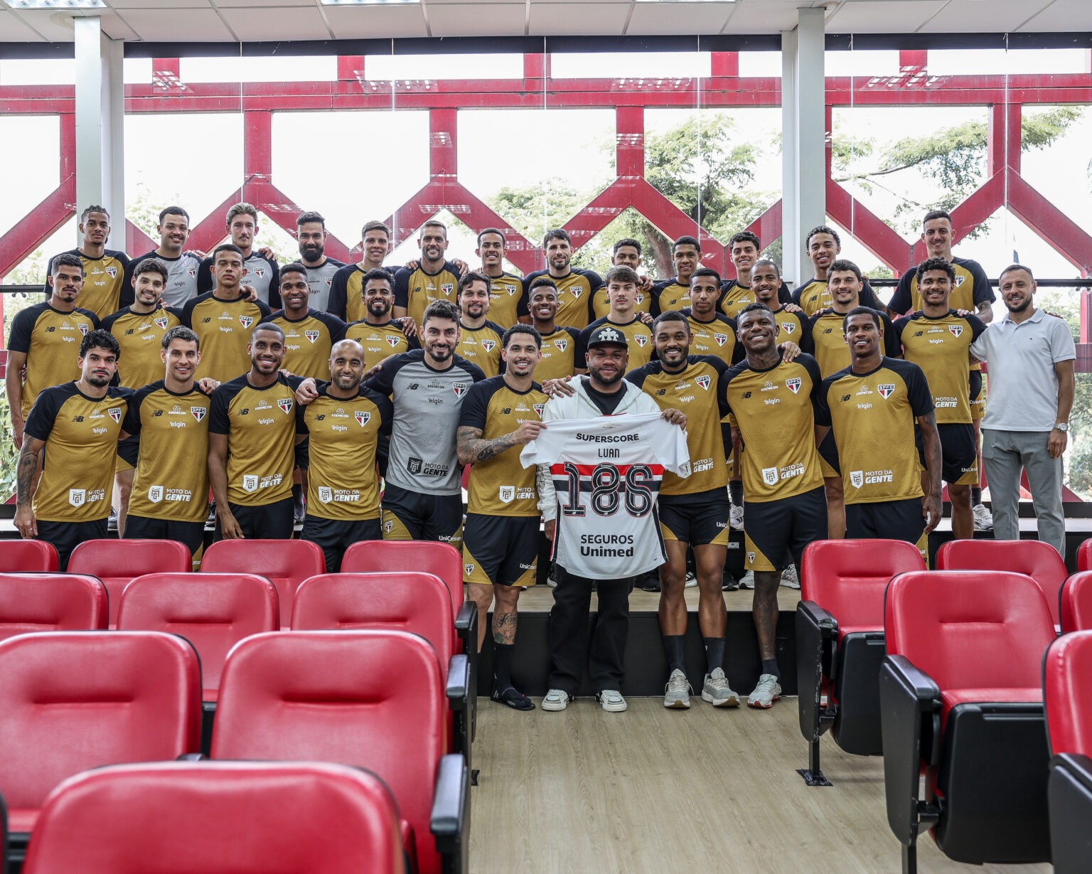 São Paulo oficializa rescisão com volante Luan, que recebe homenagem no CT