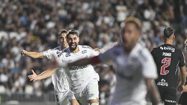 Luan Peres comemora o terceiro gol do Santos em São Januário