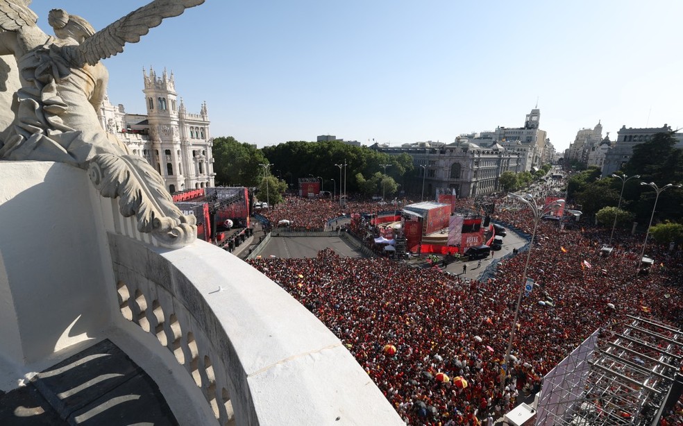 Praça Cibeles, em Madri, tomada por torcedores — Foto: AFP