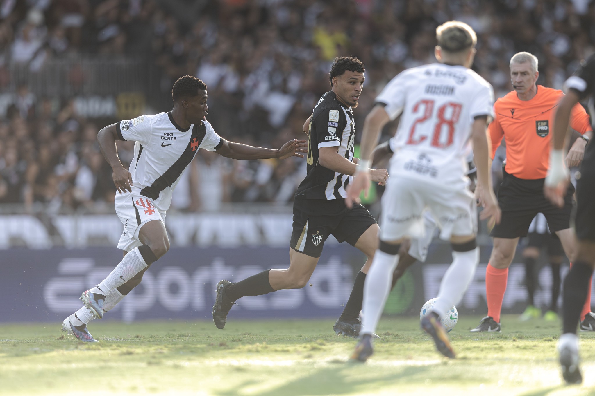 Vasco entra no Z-4, e Léo Jardim dá razão a protesto da torcida: "Estamos devendo"