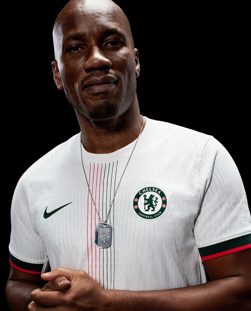 Drogba apresenta nova camisa alternativa do Chelsea — Foto: Divulgação / Nike
