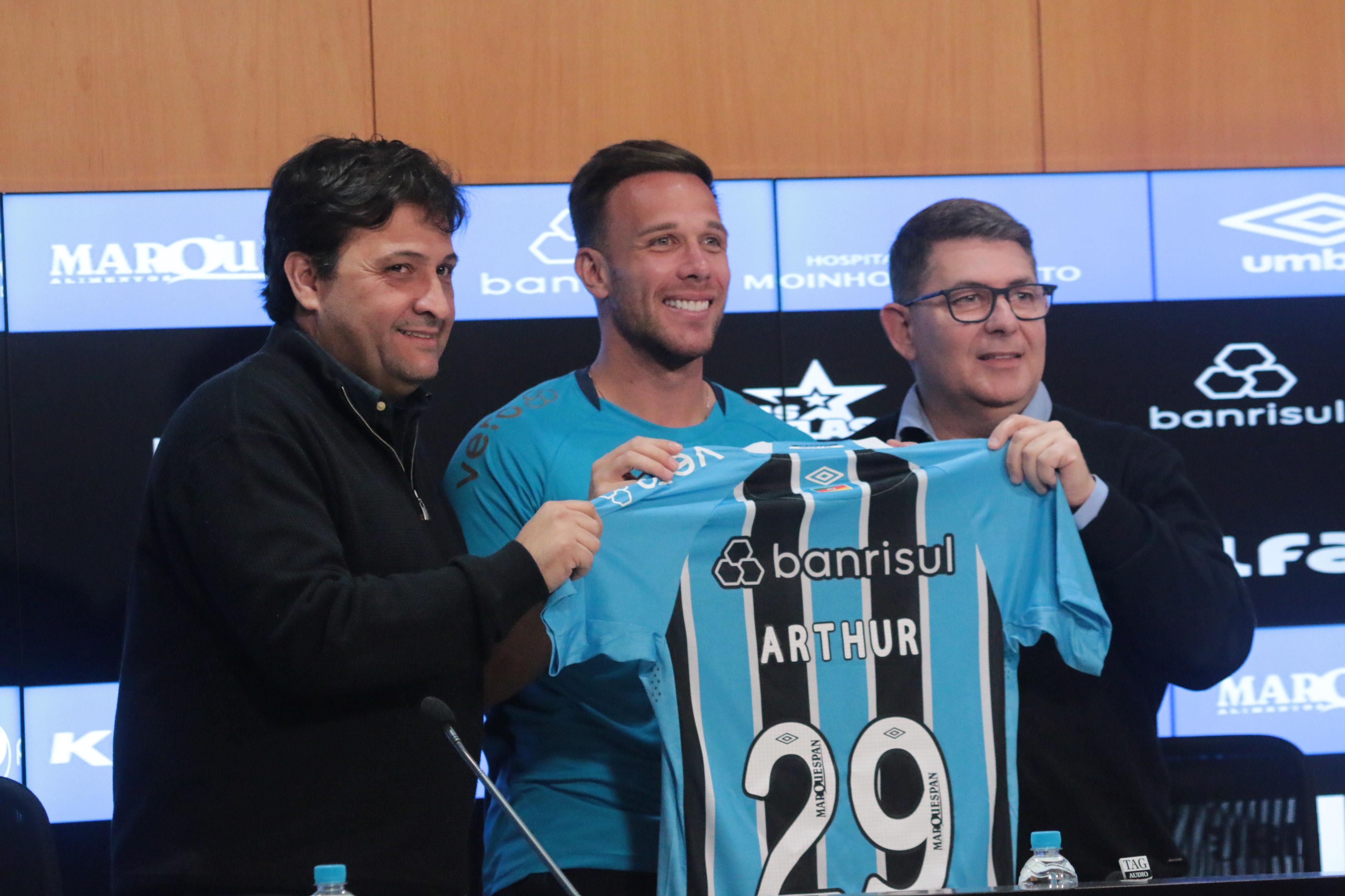 Arthur diz que volta ao Grêmio em melhor momento físico e pessoal