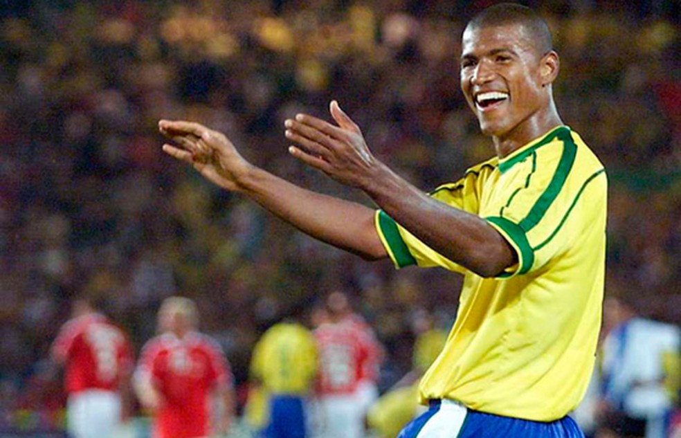 Júnior Baiano chegou à seleção brasileira principal — Foto: AFP
