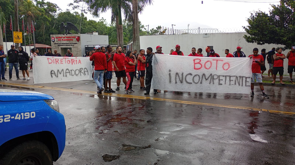 Flamengo se reapresenta sob protestos e pressão sobre Filipe Luís