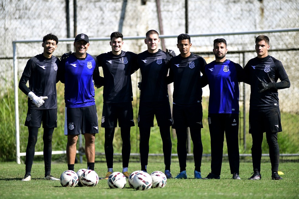 Vinicius Ferrari e Guilherme Viana ao longo de Diogo Silva e dos preparadores
