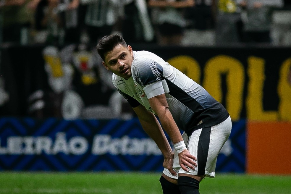 Romero terá de cumprir suspensão e vai desfalcar o Corinthians na próxima rodada — Foto: Fernando Moreno/AGIF