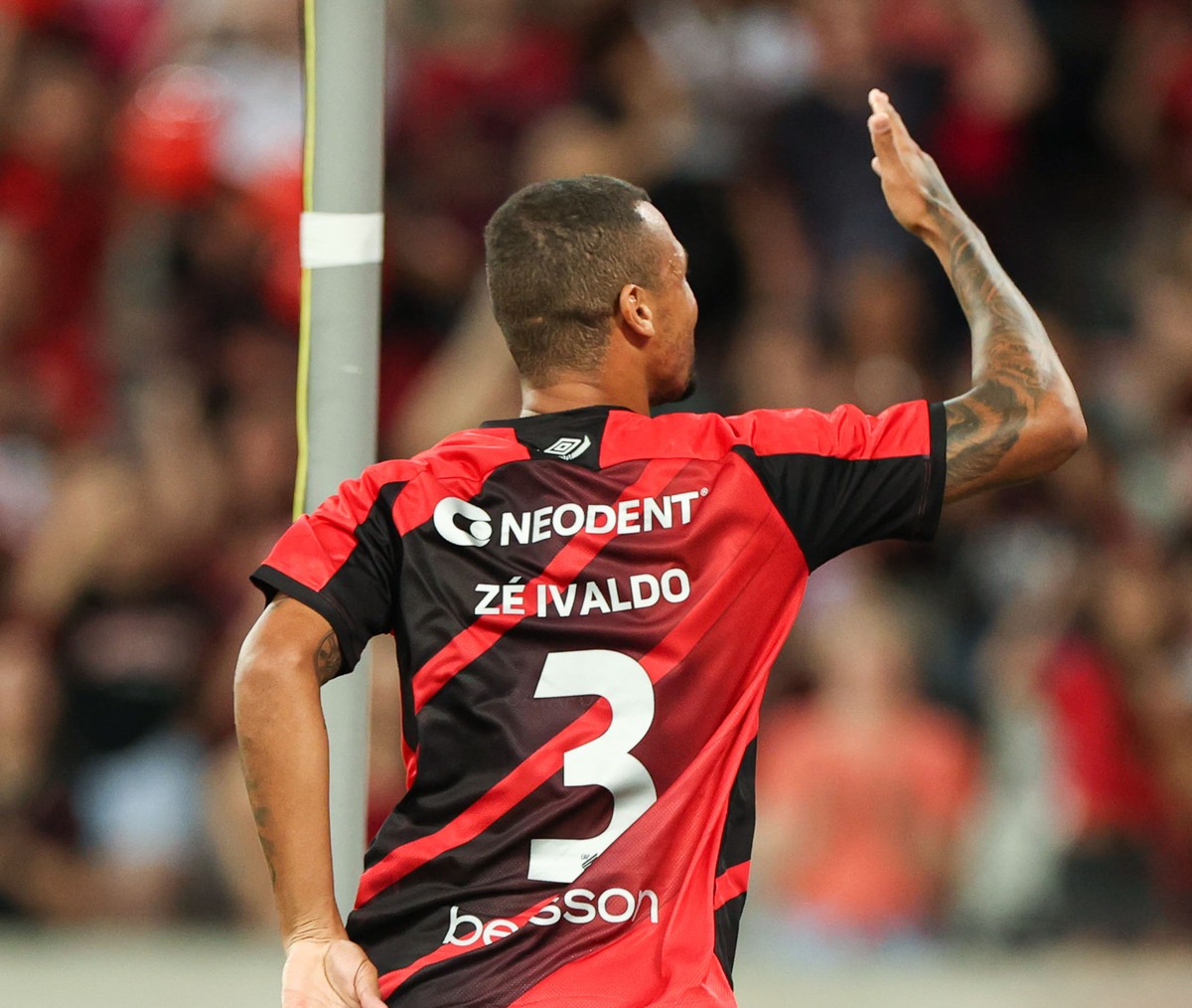 Zé Ivaldo e Madson reestreiam no Athletico, e zagueiro faz gol na volta