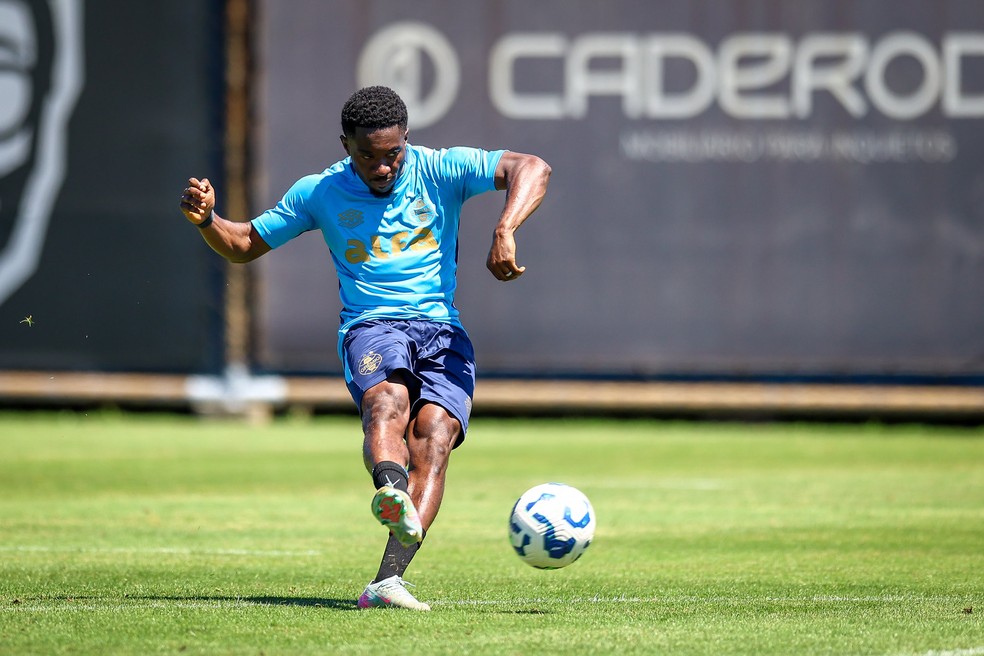 Amuzu no treinamento do Grêmio nesta terça-feira — Foto: Lucas Uebel / Grêmio Divulgação