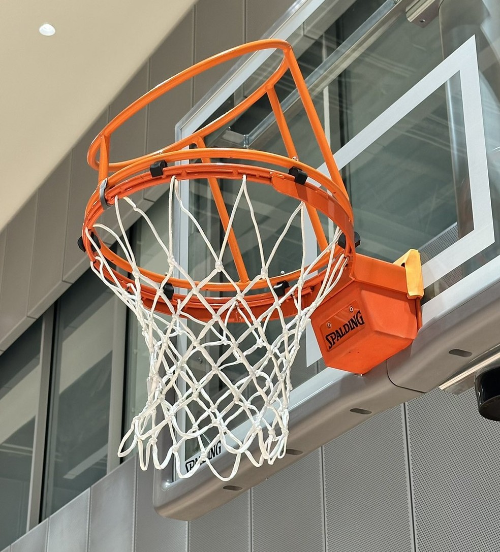 Cesta com aro duplo, usada em treinos do Los Angeles Clippers — Foto: Reprodução/X/@FlyByKnite