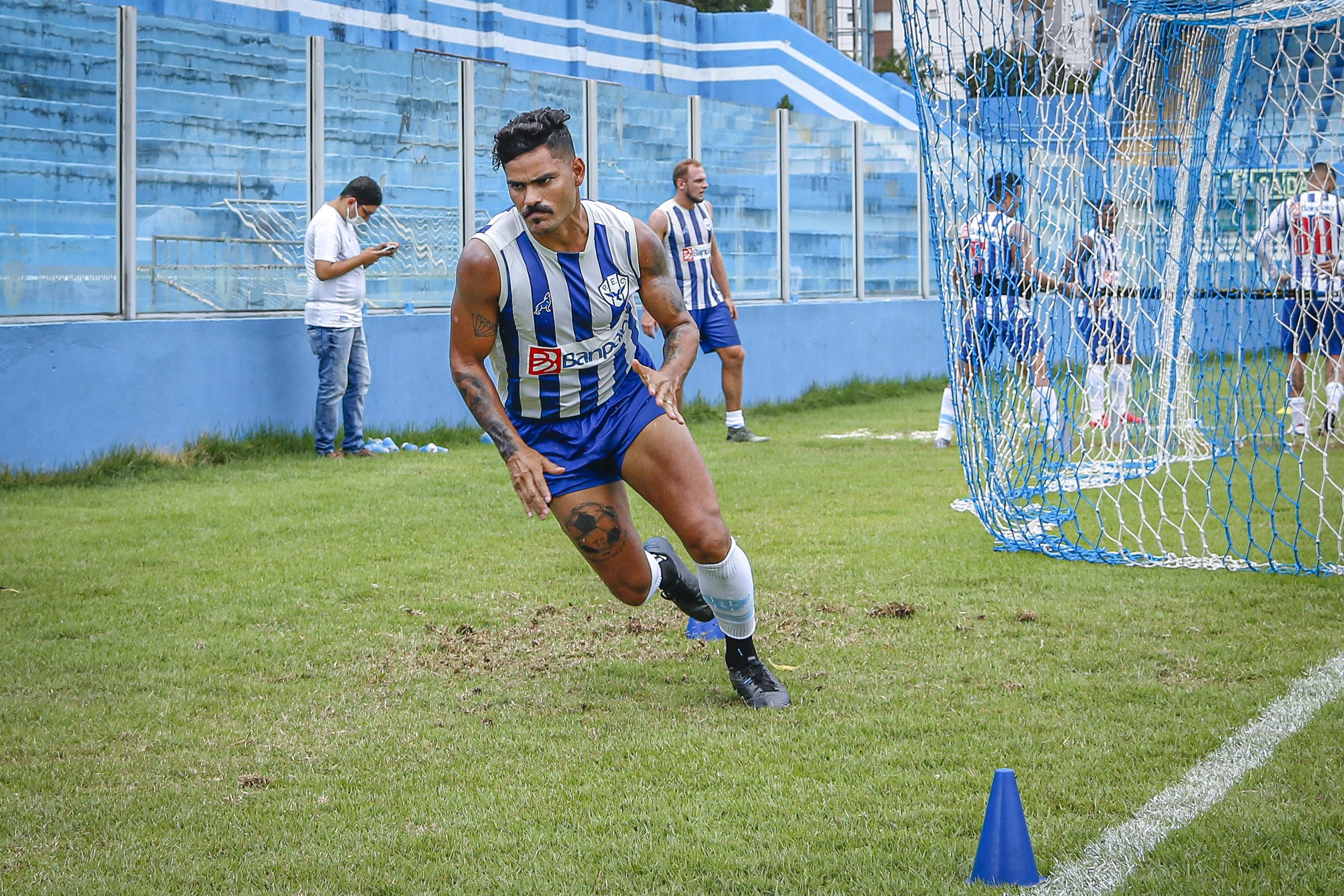 Lateral-direito Tony Maraial continua no Sergipe para a temporada de 2027