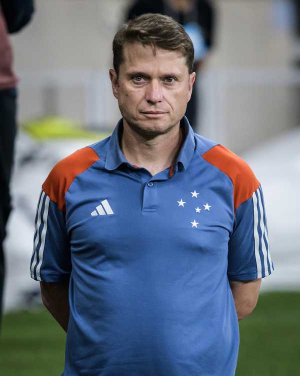 Torcida do Cruzeiro xinga Seabra em empate com jogador a mais e pênalti perdido