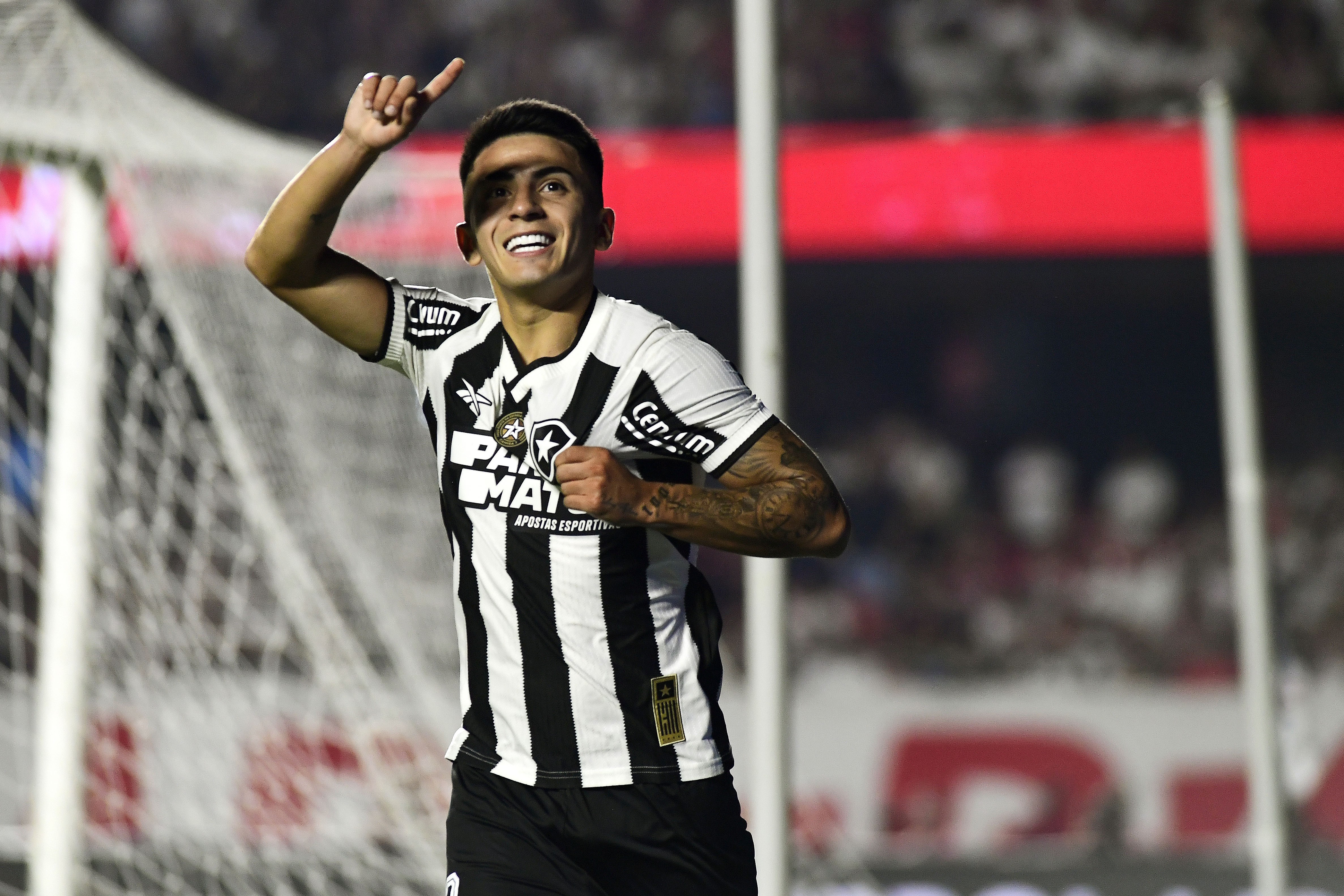 Botafogo admite dívida por compra de Almada, mas recorre de decisão da Fifa