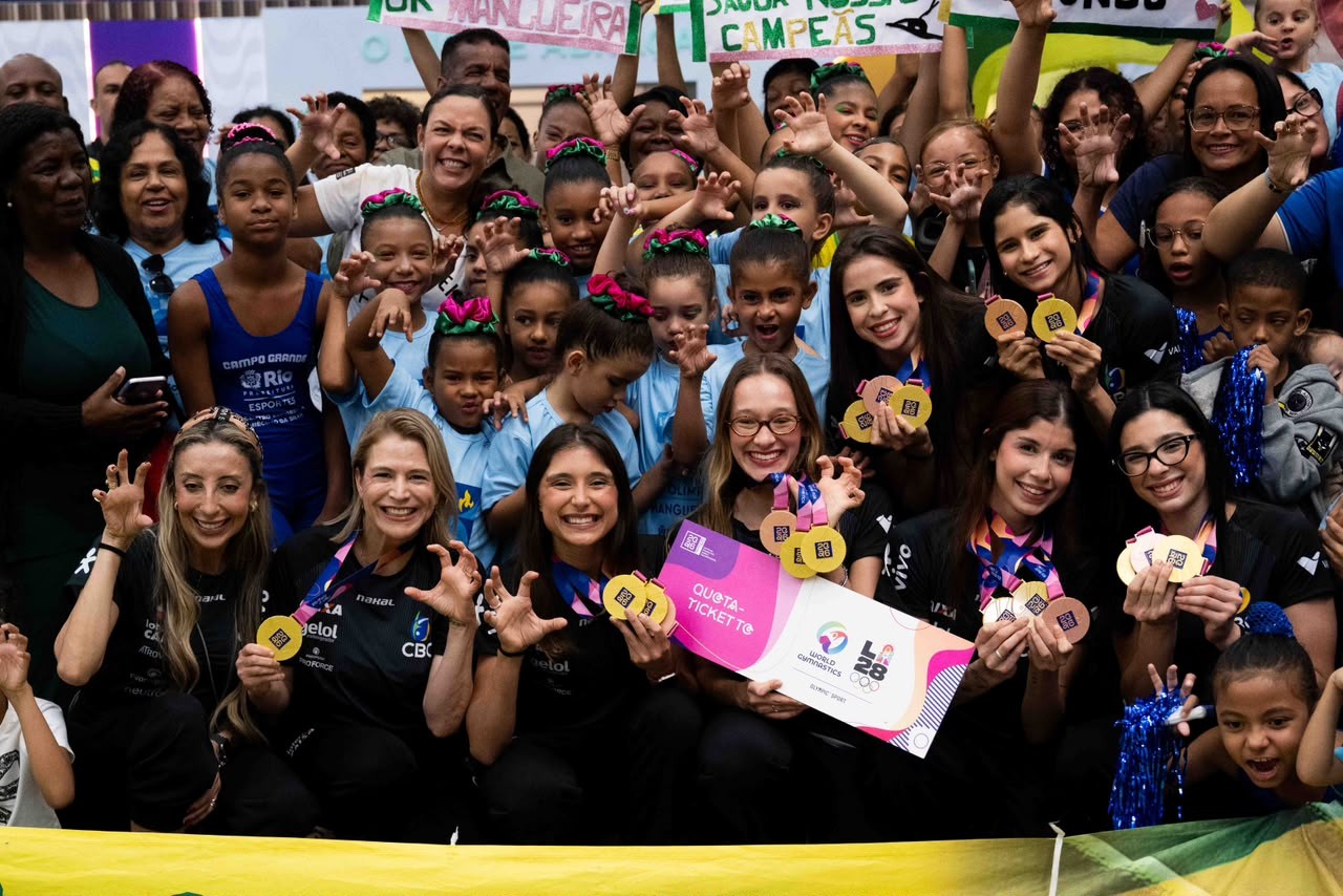 Ginastas brasileiras são recepcionadas com festa após vitória mundial