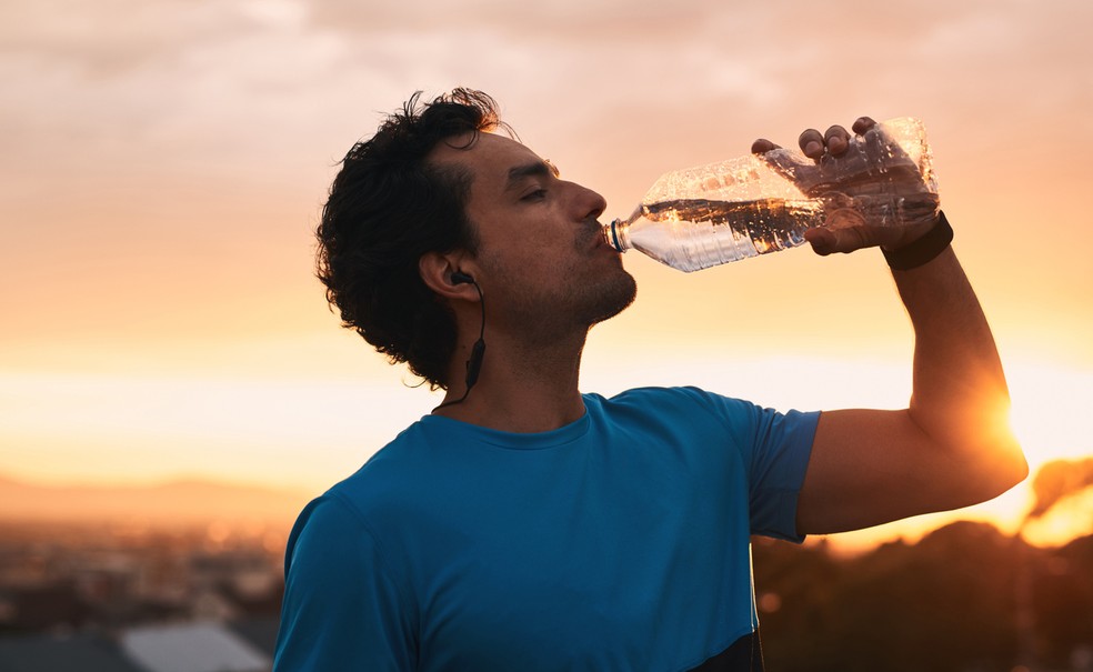 Não espere sentir sede para se hidratar — Foto: Istock Getty Images