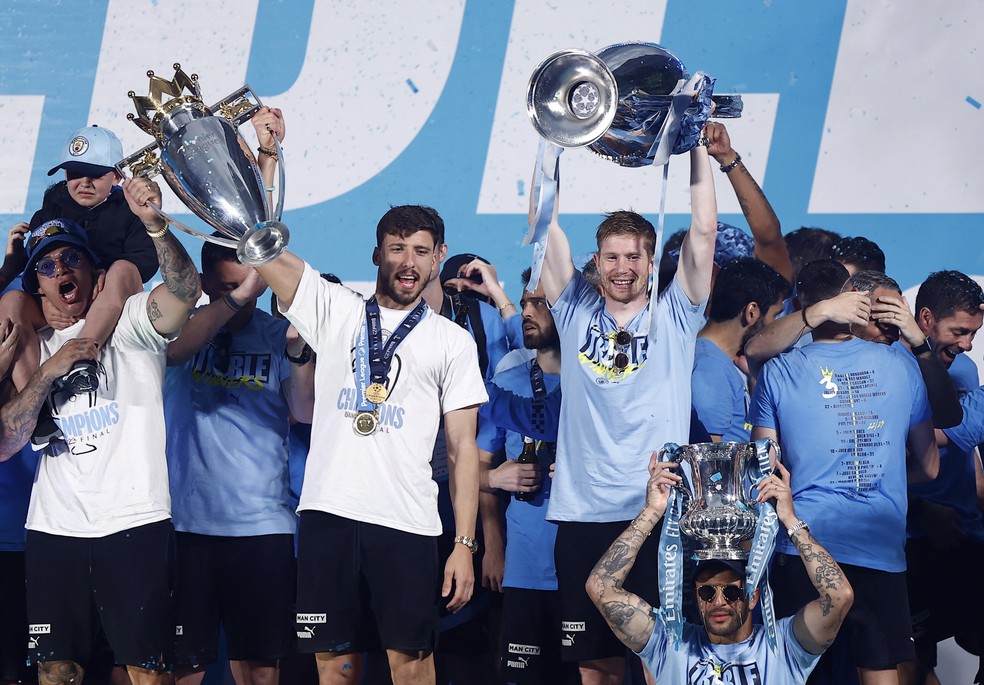 Manchester City mira premiação histórica com possível tríplice coroa