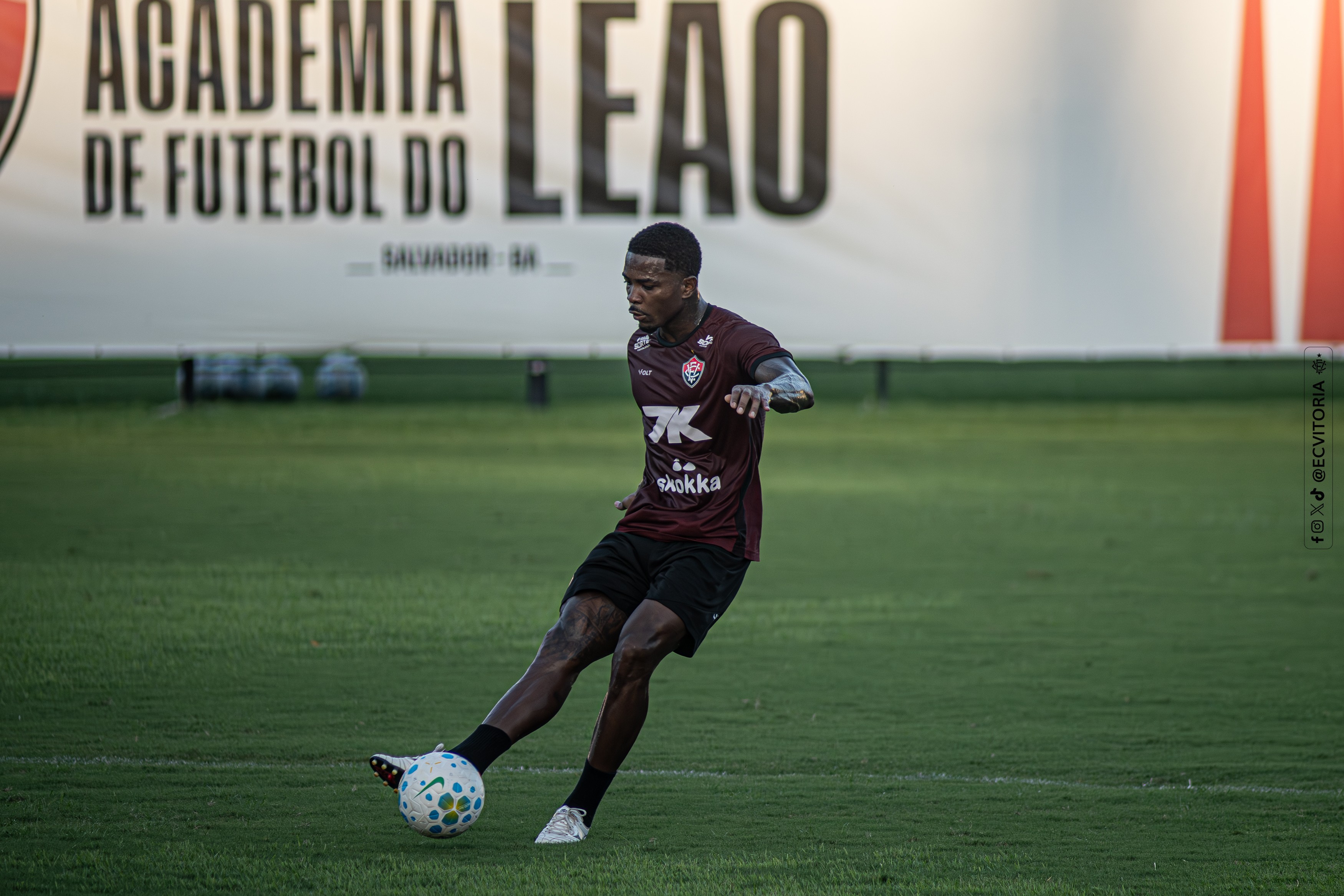 Cacá recebe cartão amarelo e desfalca o Vitória contra o Corinthians