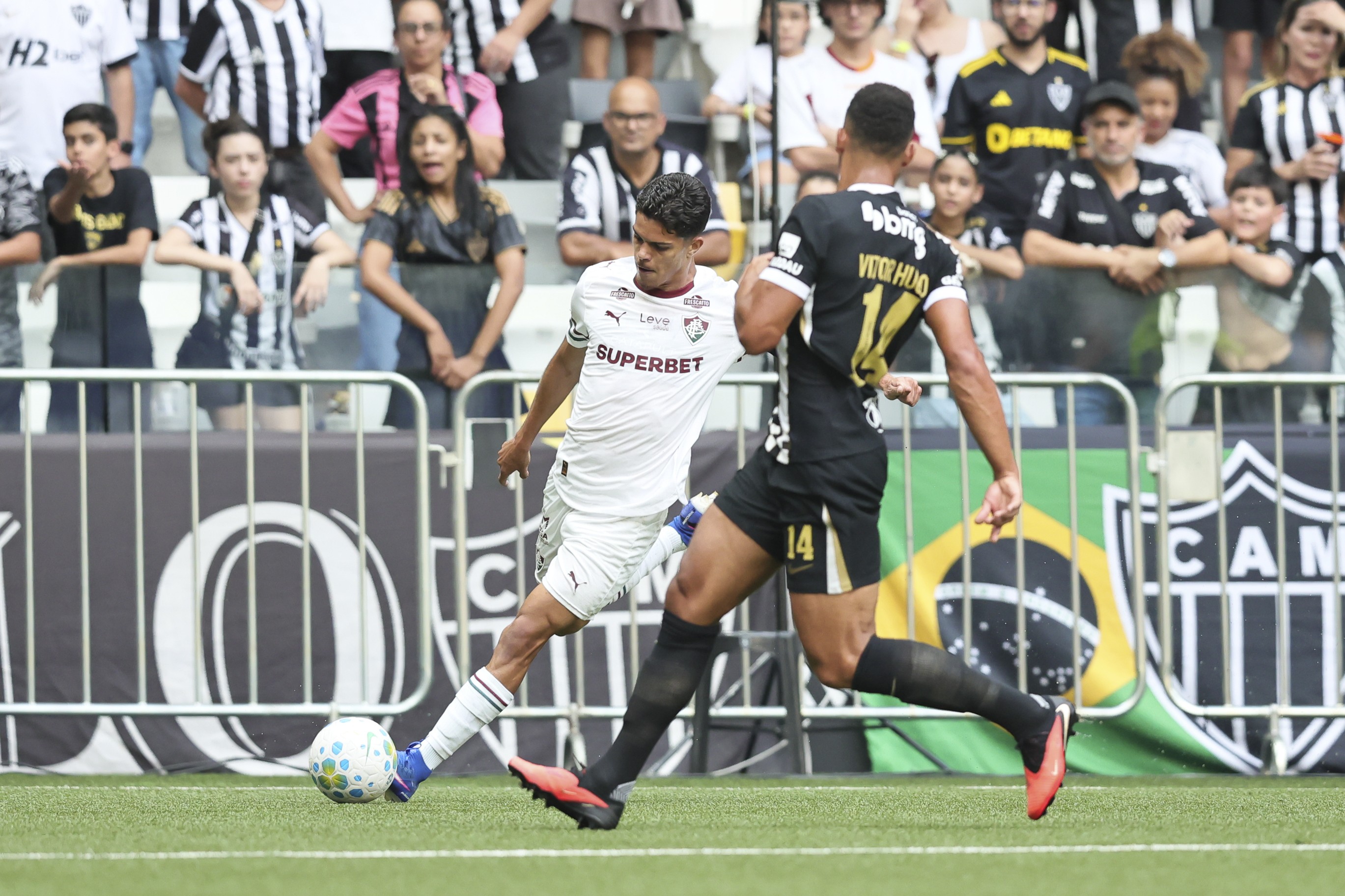 Júlio Fidelis mostra maturidade e se consolida no profissional do Fluminense aos 19 anos