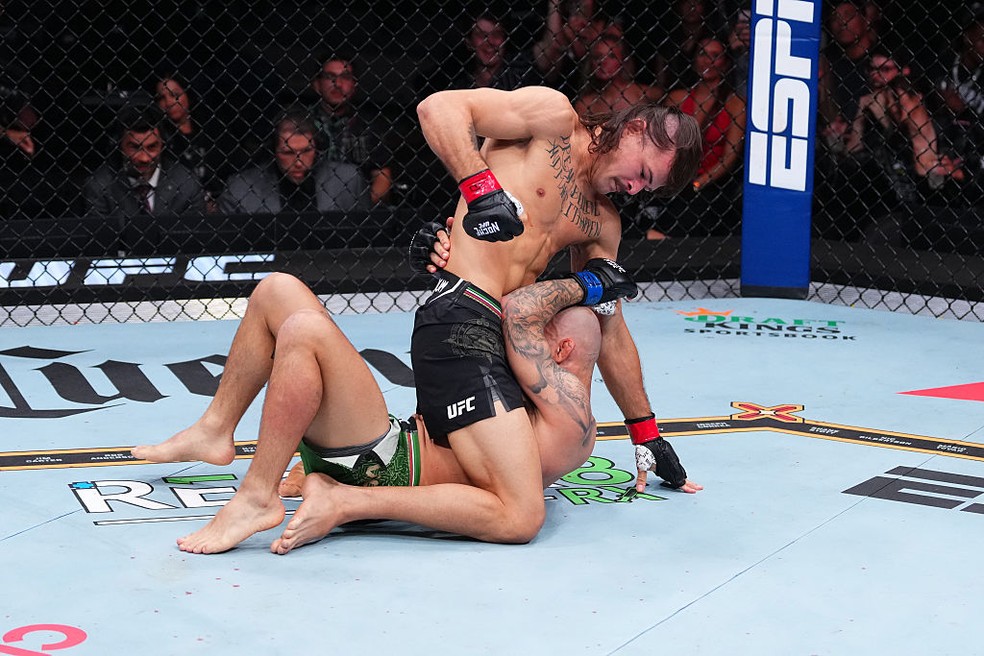 Diego Lopes levou boa parte do primeiro round montado e desferindo golpes em Jean Silva — Foto: Cooper Neill/Zuffa LLC via Getty Images