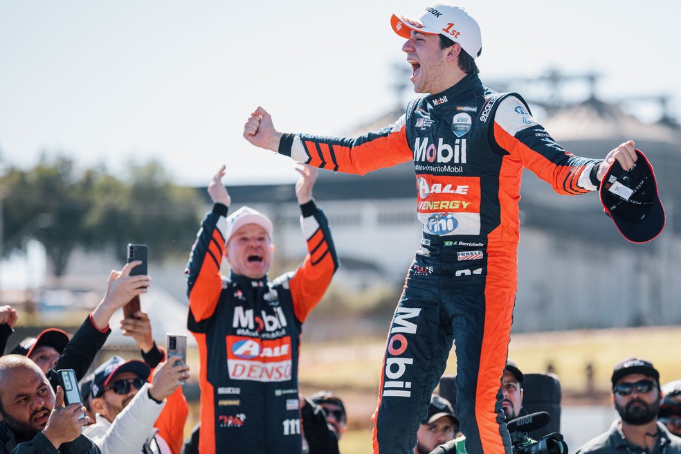 Dudu Barrichello comemora primeira vitória na Stock Car em 2023 na etapa de Cascavel com o pai, Rubens Barrichello — Foto: Marcelo Machado de Melo