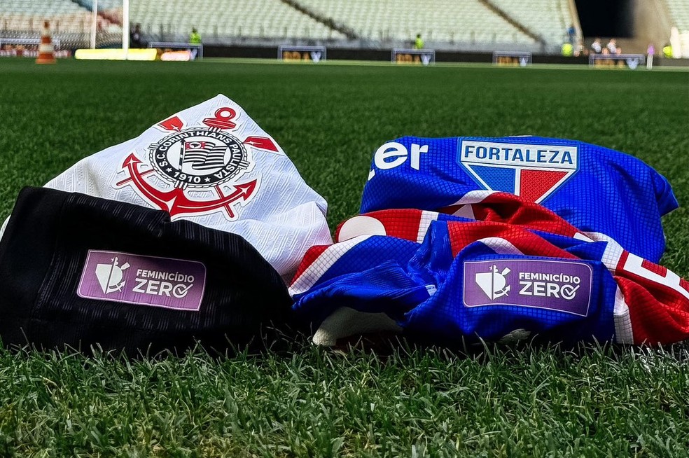 Corinthians e Fortaleza com o patch do Feminicidio Zero — Foto: Mateus Lotif/Fortaleza