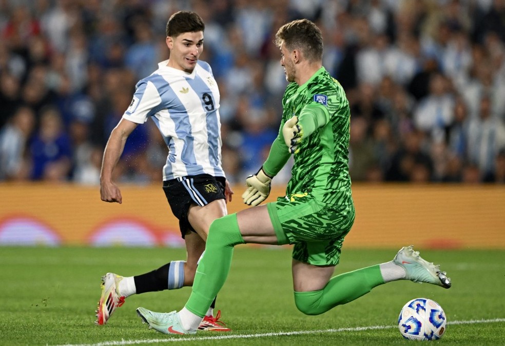 Gol de Julián Álvarez em Argentina x Brasil — Foto: Luis ROBAYO / AFP