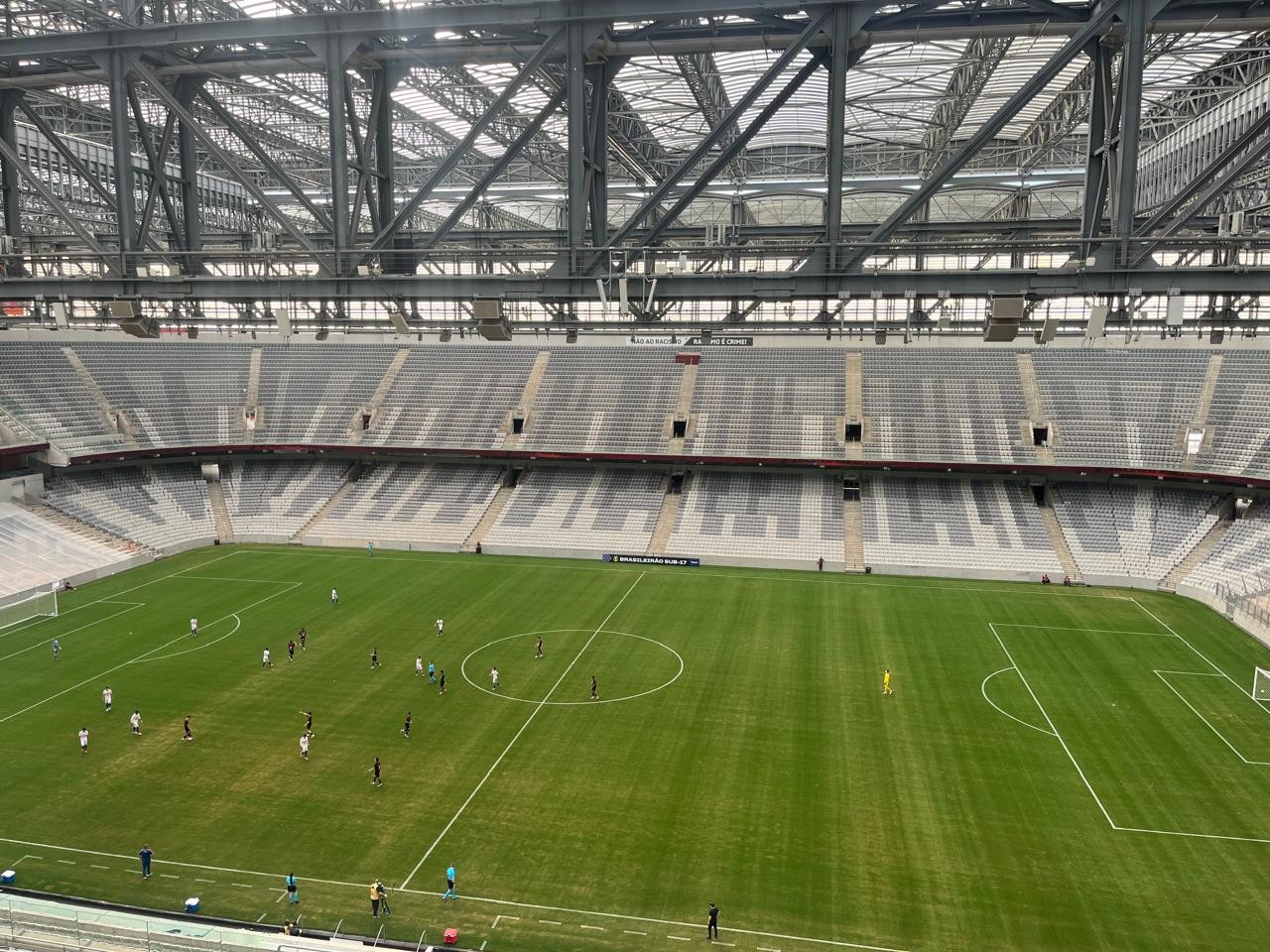 Athletico finaliza testes no novo gramado sintético para volta ao Brasileirão; veja como ficou