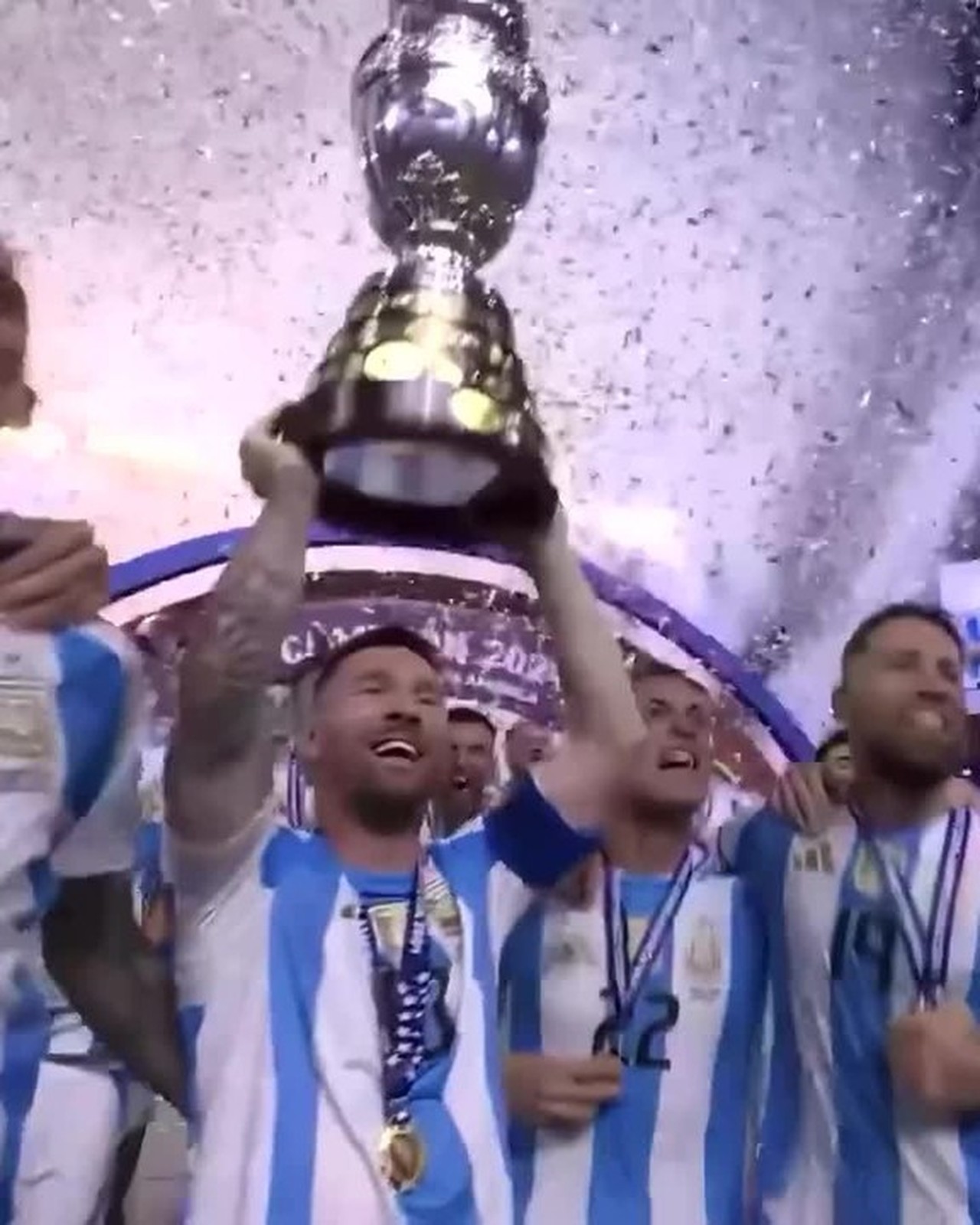 Jogadores e jornais homenageia Messi após anúncio de aposentadoria da Argentina; veja