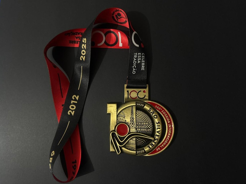 Medalha comemorativa da 100ª edição da corrida internacional de São Silvestre — Foto: Divulgação/Vega Sports