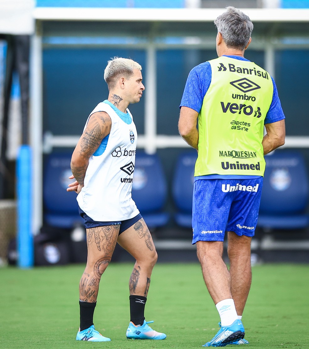 Soteldo e Renato conversam no gramado do CT Luiz Carvalho