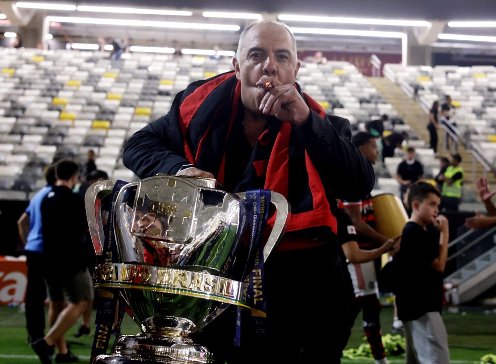 Marcos Braz, com taa da Copa do Brasil, aps ttulo do Flamengo  Foto: Cris Mattos/Reuters