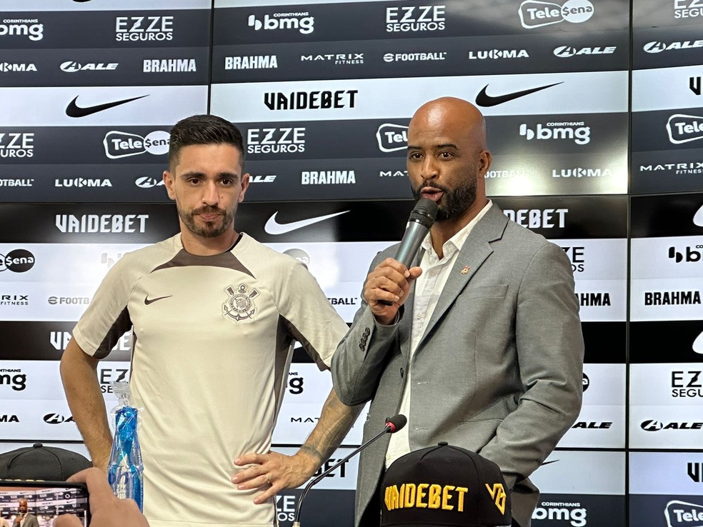 Igor Coronado e Fabinho Soldado na apresentação no Corinthians — Foto: Bruno Cassucci