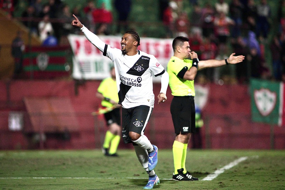 Gabriel Justino faz o gol da classificação do Mixto nos pênaltis — Foto: Thiago Miyashiro | @miyashirofotografo