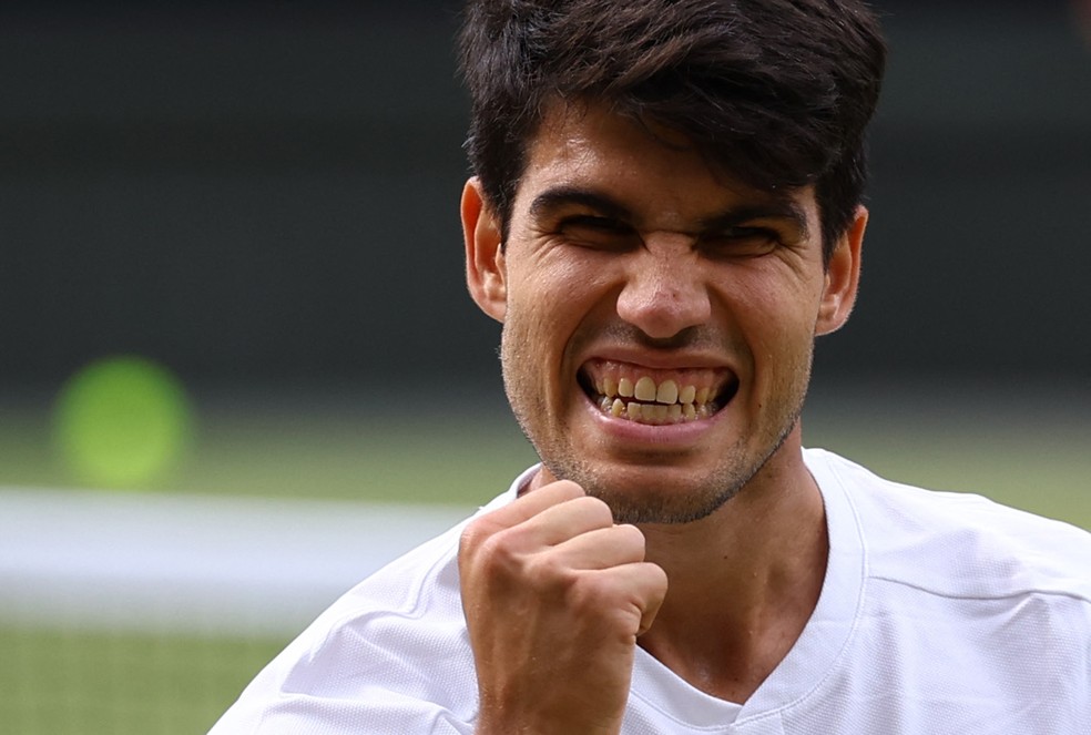 Carlos Alcaraz comemora ponto na final de Wimbledon — Foto: REUTERS/Hannah Mckay