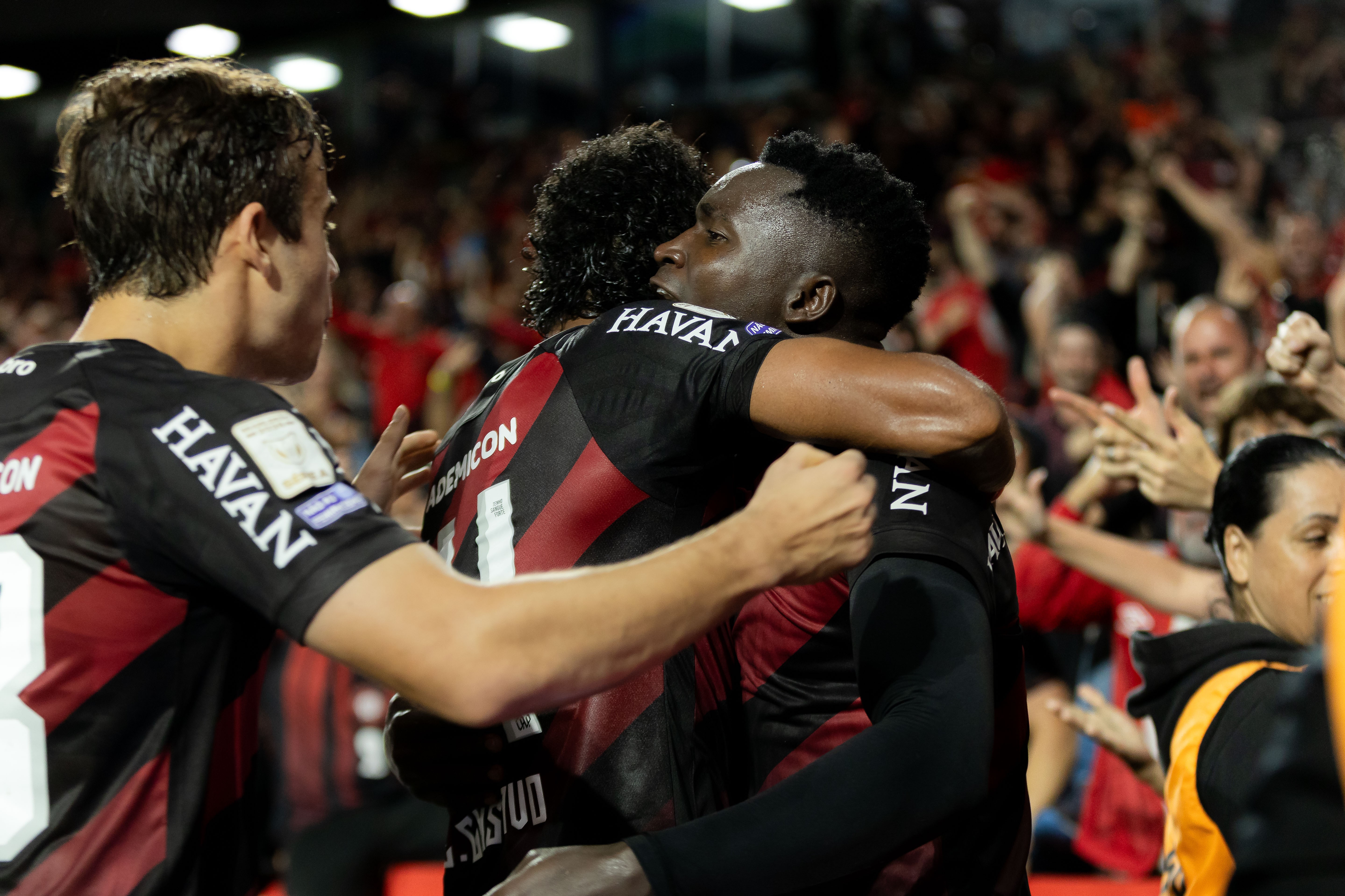 Análise: Athletico conta com poder de decisão de Viveros e força na Arena em vitória no sufoco