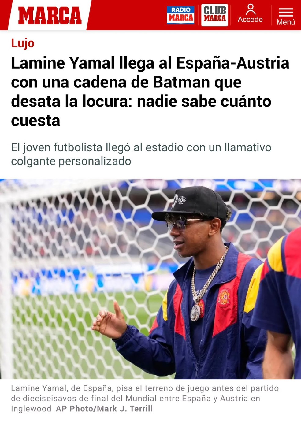 Colar de Yamal chama atenção na chegada da Espanha para jogo da Copa — Foto: Reprodução