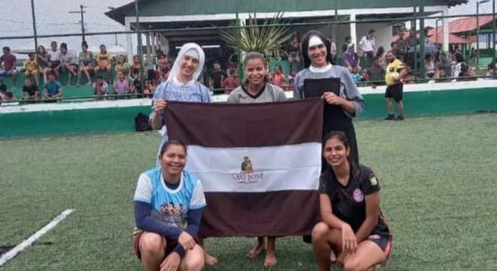 Irmã Isabela (em pé na direita) incentivou prática de esportes no convento onde mora, em Rodrigues Alves — Foto: Arquivo pessoal