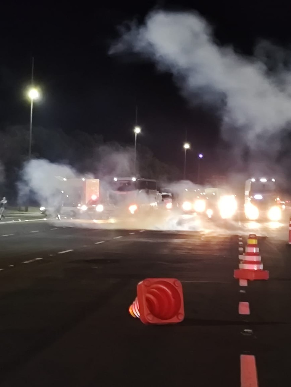 Ônibus do Santos é encurralado por torcedores — Foto: Redes sociais