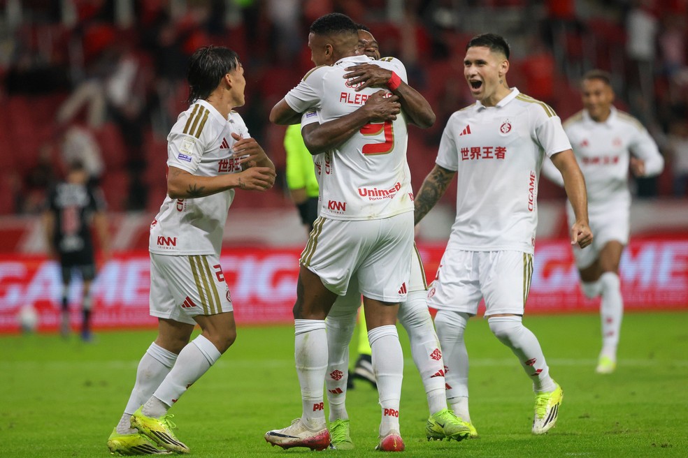 Alerrandro e Carbonero se abra�am, e Bernabei e Villagra comemoram gol do Inter contra o Vasco � Foto: Ricardo Duarte/Inter