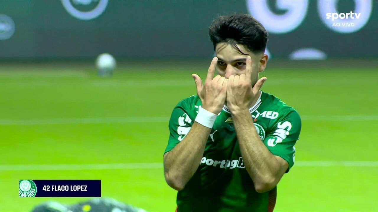 Palmeirense é premiado com apartamento durante sorteio e recebe chave das mãos de Paulinho