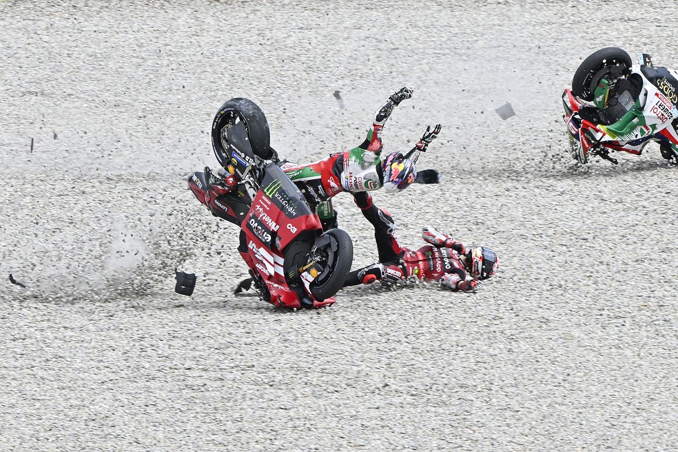 Johann Zarco sofre acidente e fica com a perna presa em moto no GP da Catalunha — Foto: Gold & Goose Photography/Getty Images