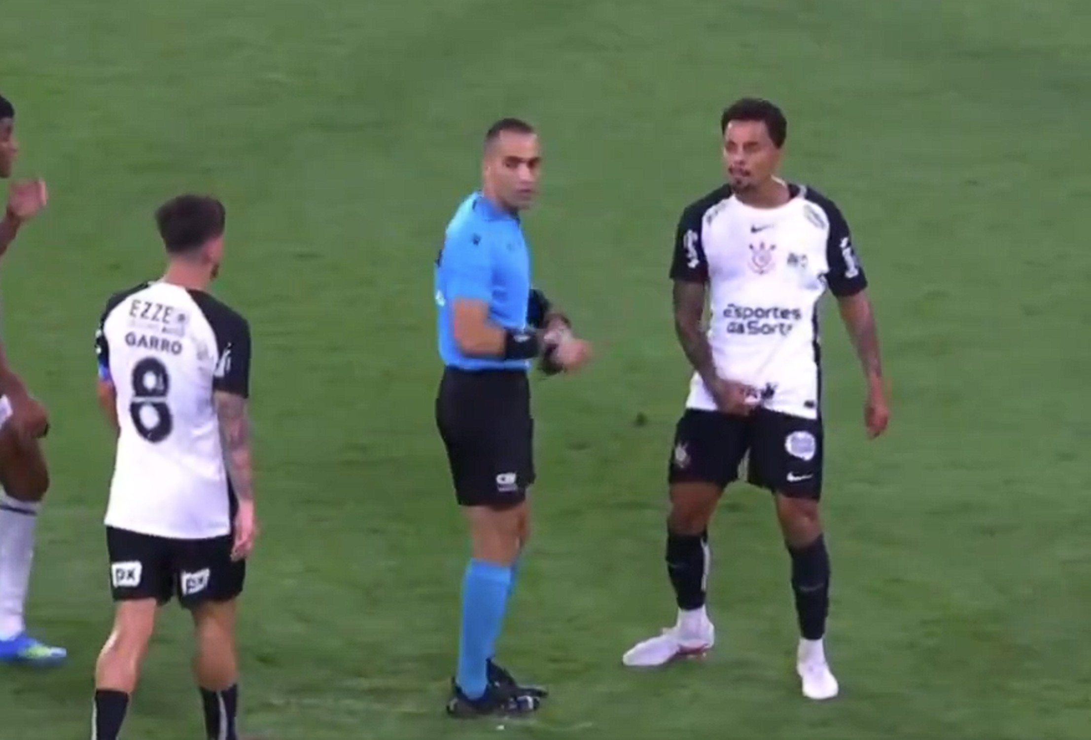 Corinthians Aplica Multa a Allan Após Expulsão por Gesto Obsceno no Maracanã