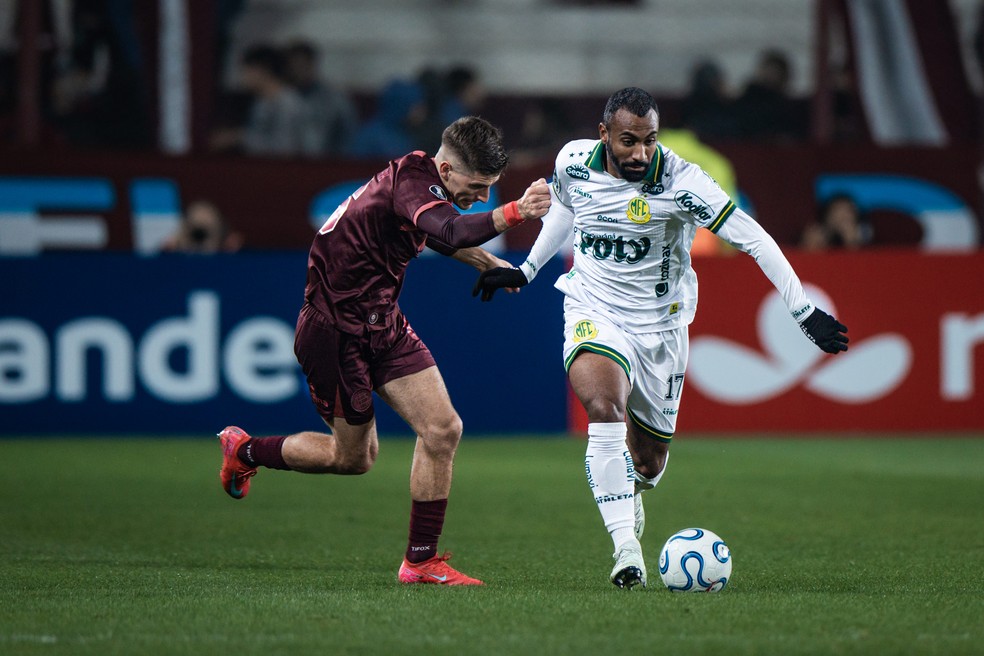 Everton Galdino em ação contra o Lanús pelo Mirassol — Foto: Pedro Zacchi/Agência Mirassol